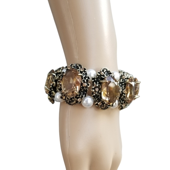 VINTAGE ORNATE GOLDTONE, AUSTRIAN CRYSTAL & FAUX PEARL STRETCH BRACELET - Picture 3 of 7